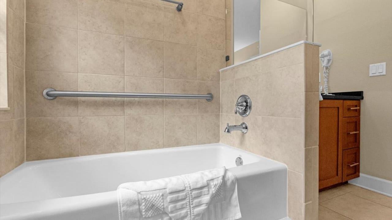 Luxury Townhome - 5 Minutes To