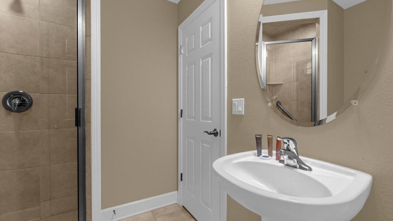Luxury Townhome - 5 Minutes To Holiday home Orlando