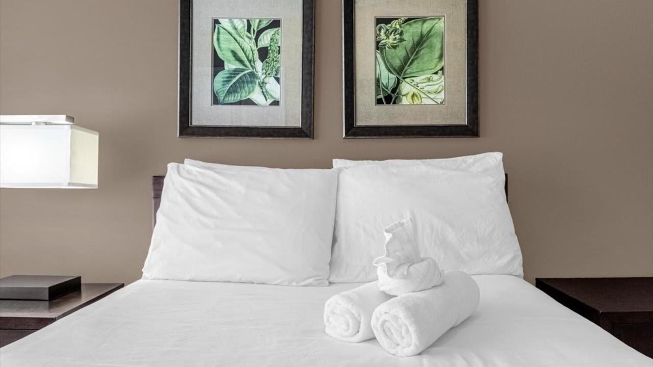 Luxury Townhome - 5 Minutes To Holiday home *