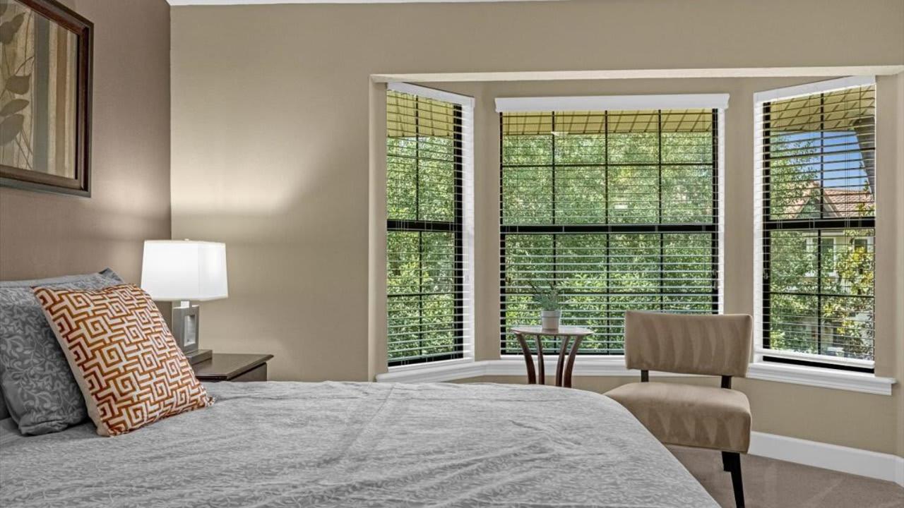 Luxury Townhome - 5 Minutes To Holiday home *