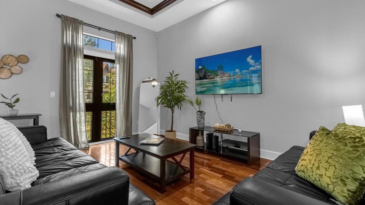 Luxury Townhome - 5 Minutes To