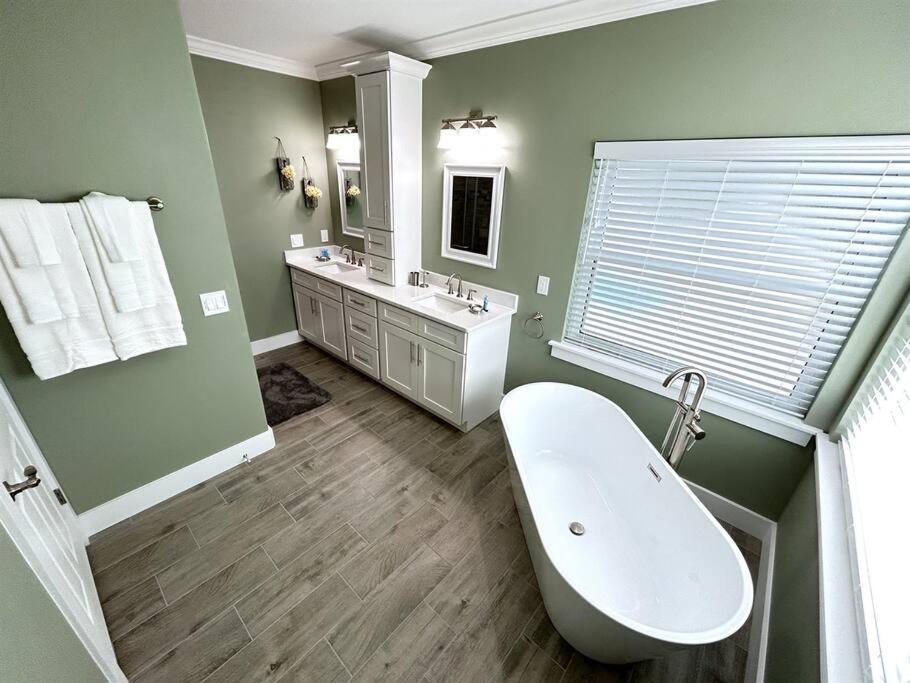 Mickeys Waterside - Gorgeous Waterside Southeast Facing 9br Pool & Hot Tub Bbq Cinema Rm 2 Miles To Orlando