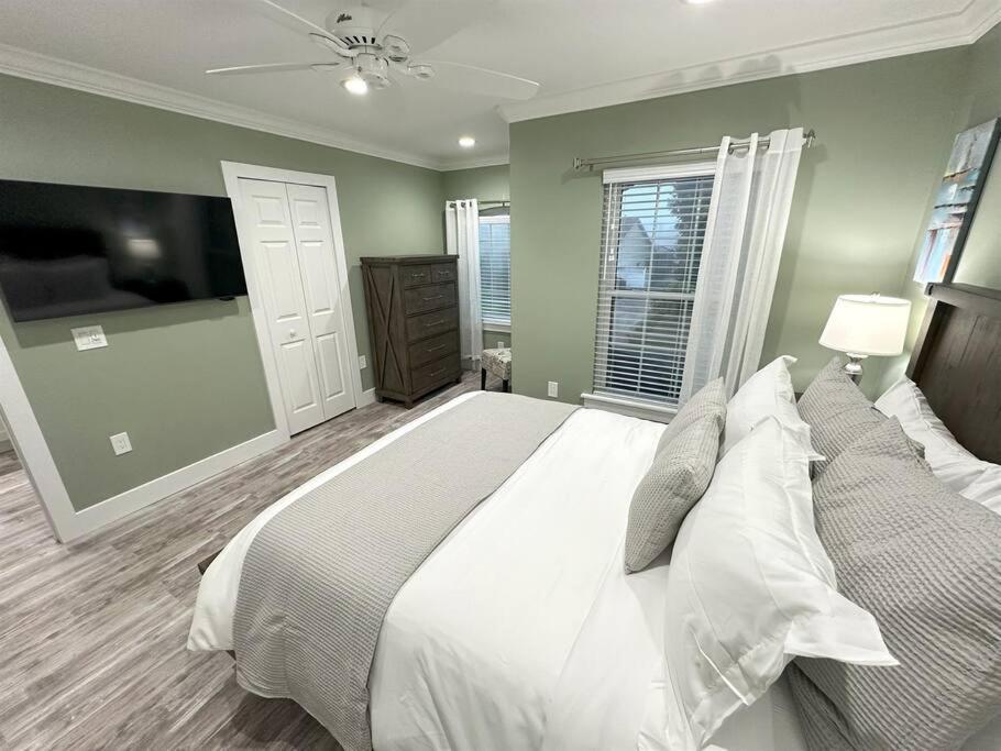 Mickeys Waterside - Gorgeous Waterside Southeast Facing 9br Pool & Hot Tub Bbq Cinema Rm 2 Miles To Holiday home Orlando