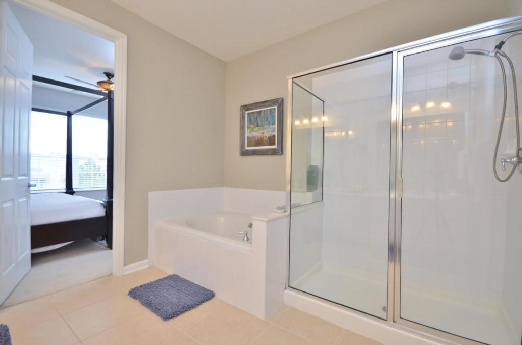 Beautiful Modern Condo, Near Parks-2012 Orlando