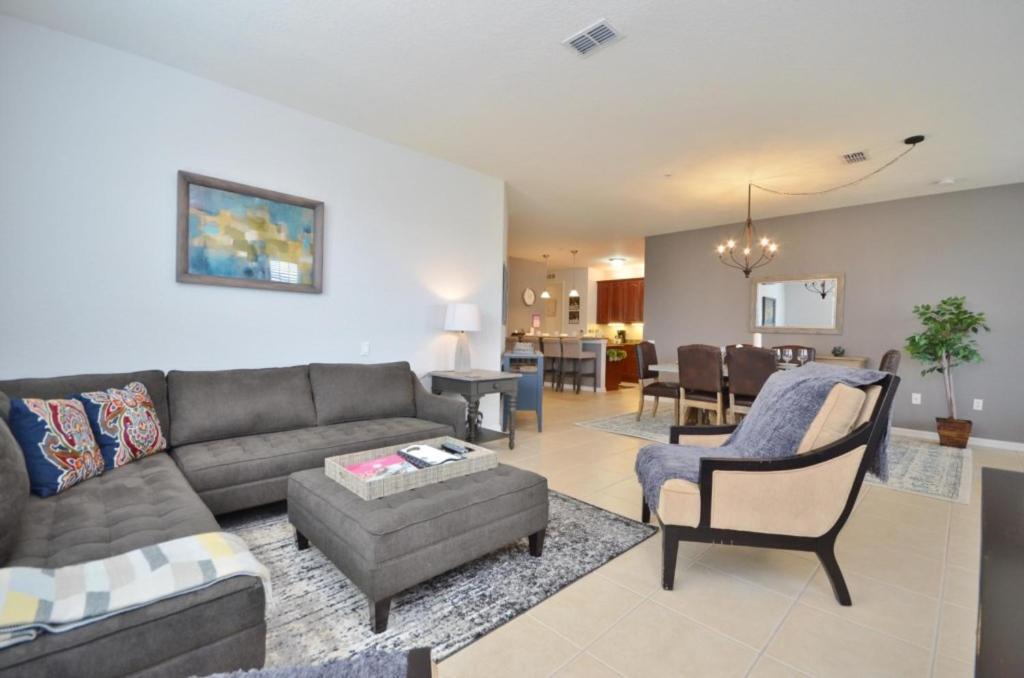 Beautiful Modern Condo, Near Parks-2012