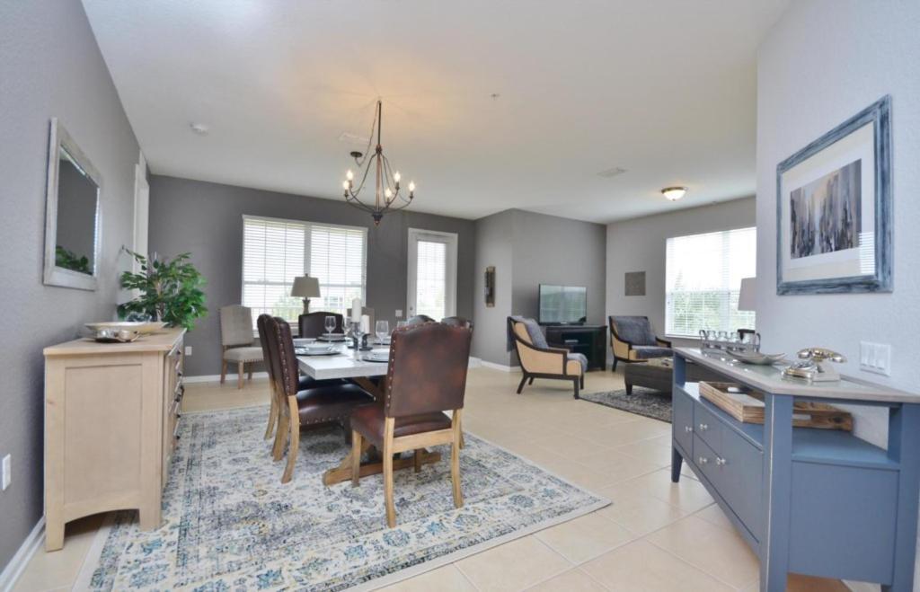Beautiful Modern Condo, Near Parks-2012 Orlando