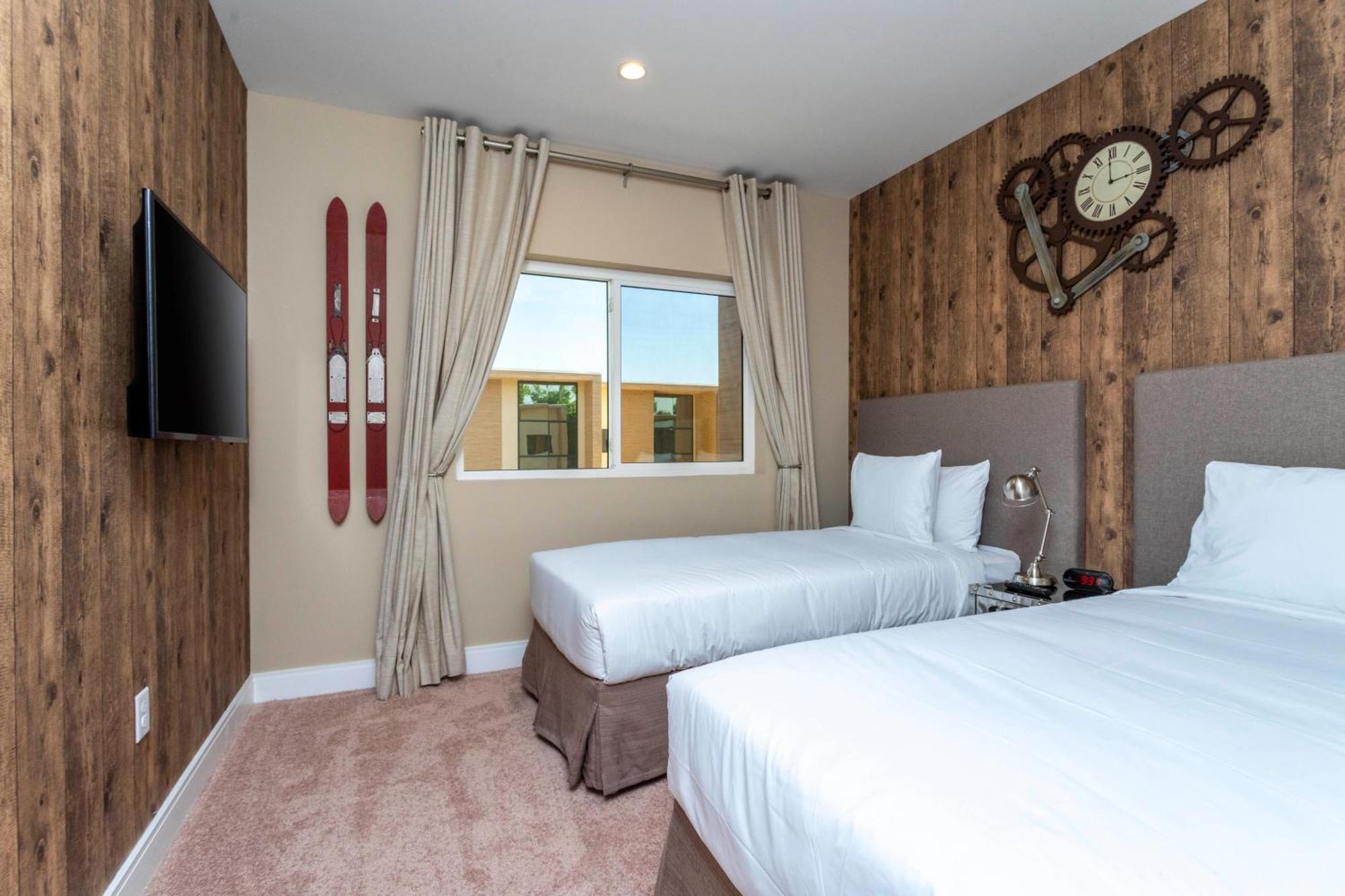 Holiday home Luxury 3beds And 3ba 2 Miles From *