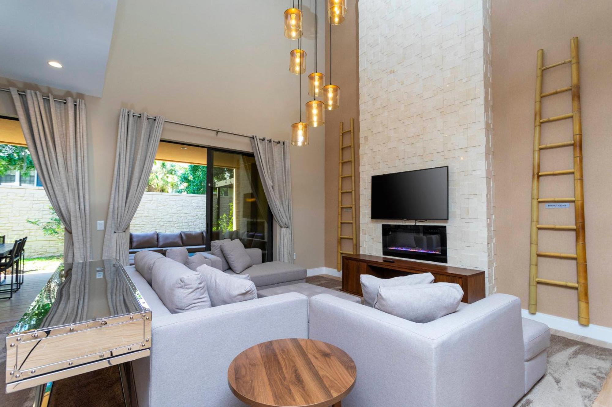 Holiday home Luxury 3beds And 3ba 2 Miles From *