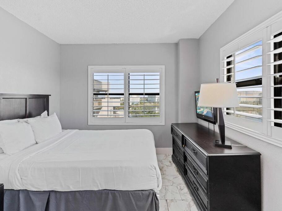 Apartment 6165 Cozy 3 Min Universal *