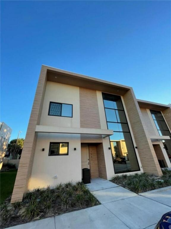 Luxurious Townhouse At Magic Village *