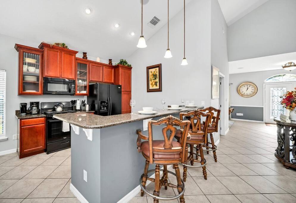 Beautiful 6br Near Villa