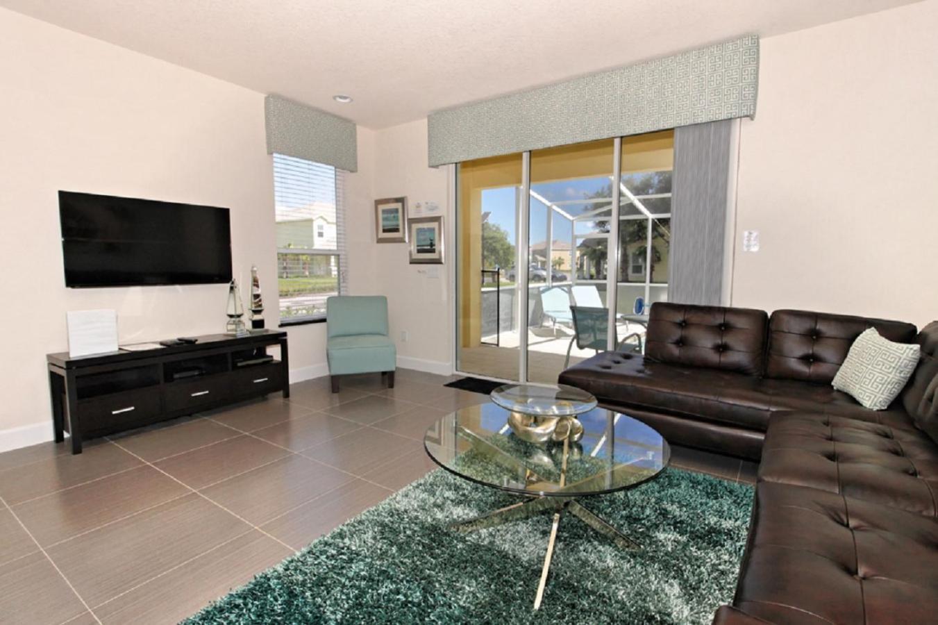 Serenity Townhome: Disney-adjacent Retreat With Private Pool Holiday home