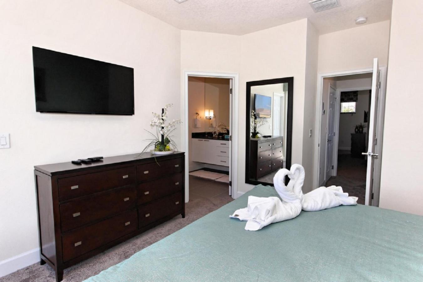 Serenity Townhome: Disney-adjacent Retreat With Private Pool Holiday home *