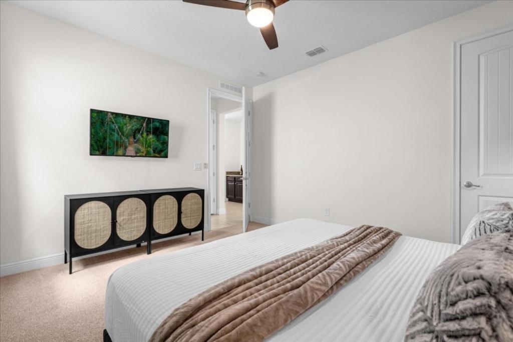 5 Bedrooms- 5 Bathrooms- Encore 7421 Ma