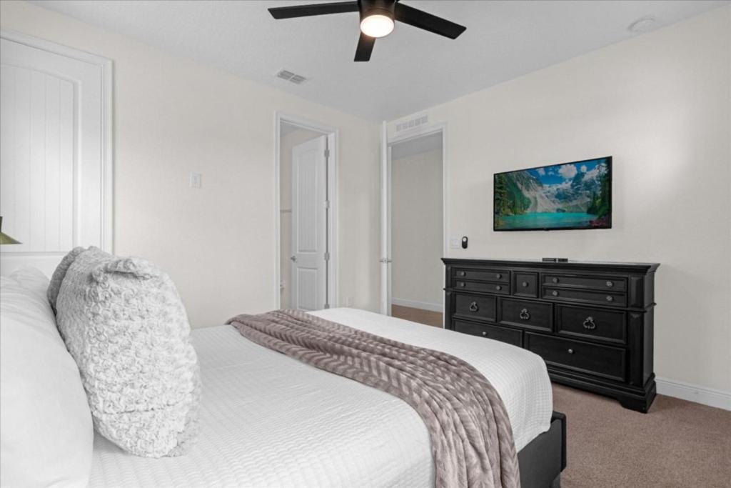 5 Bedrooms- 5 Bathrooms- Encore 7421 Ma