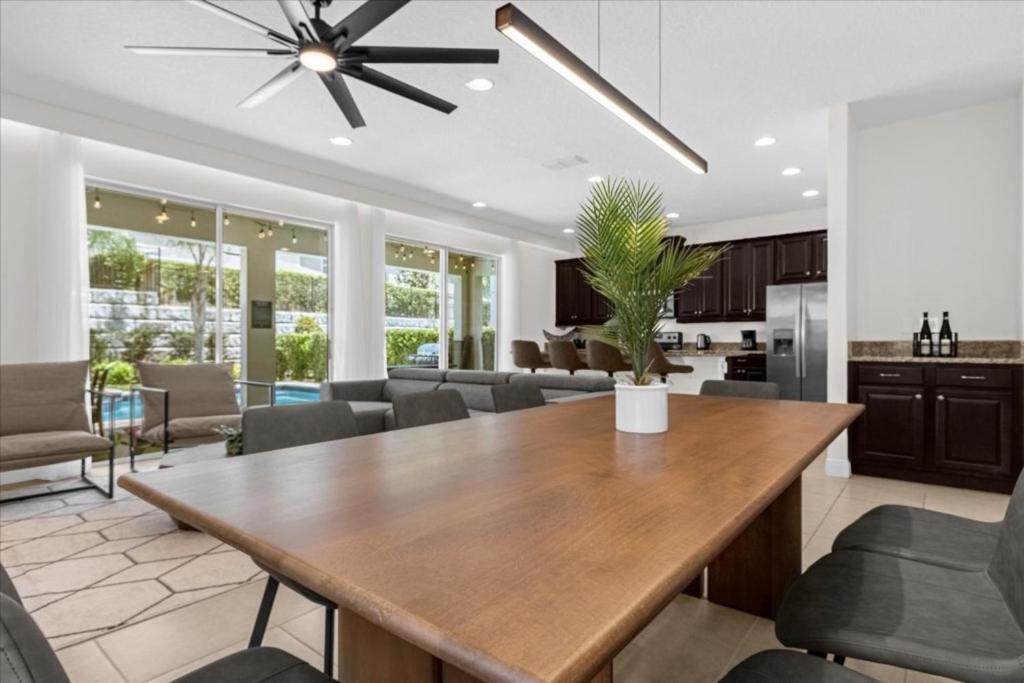5 Bedrooms- 5 Bathrooms- Encore 7421 Ma