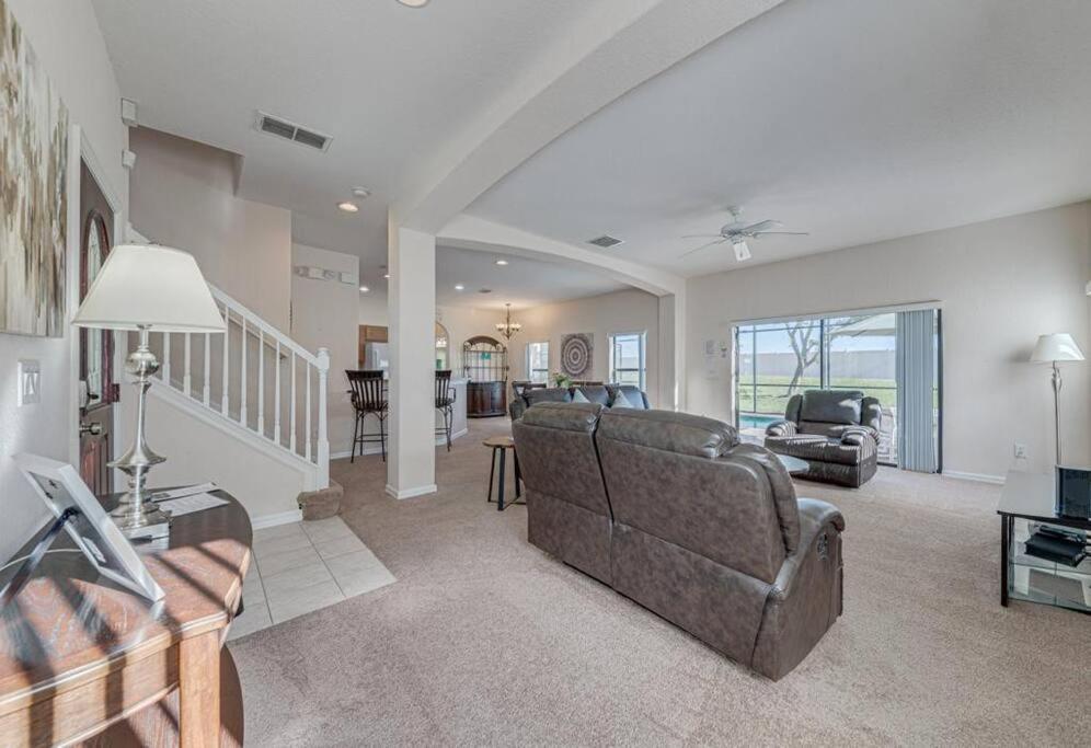 557 -impressive Two Storey Private With South Facing Pool Villa Orlando