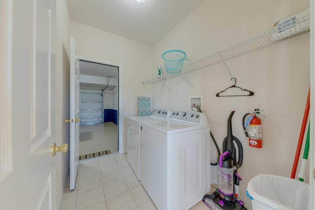 557 -impressive Two Storey Private With South Facing Pool * Orlando