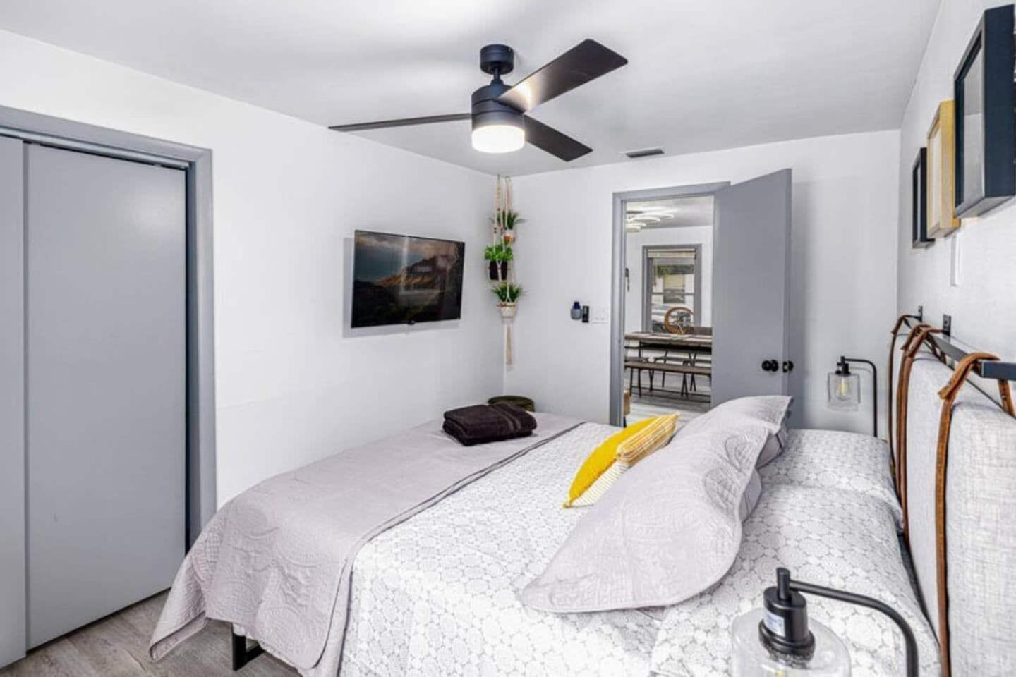 Holiday home 3Br Getaway W Office Near Airport Pets *