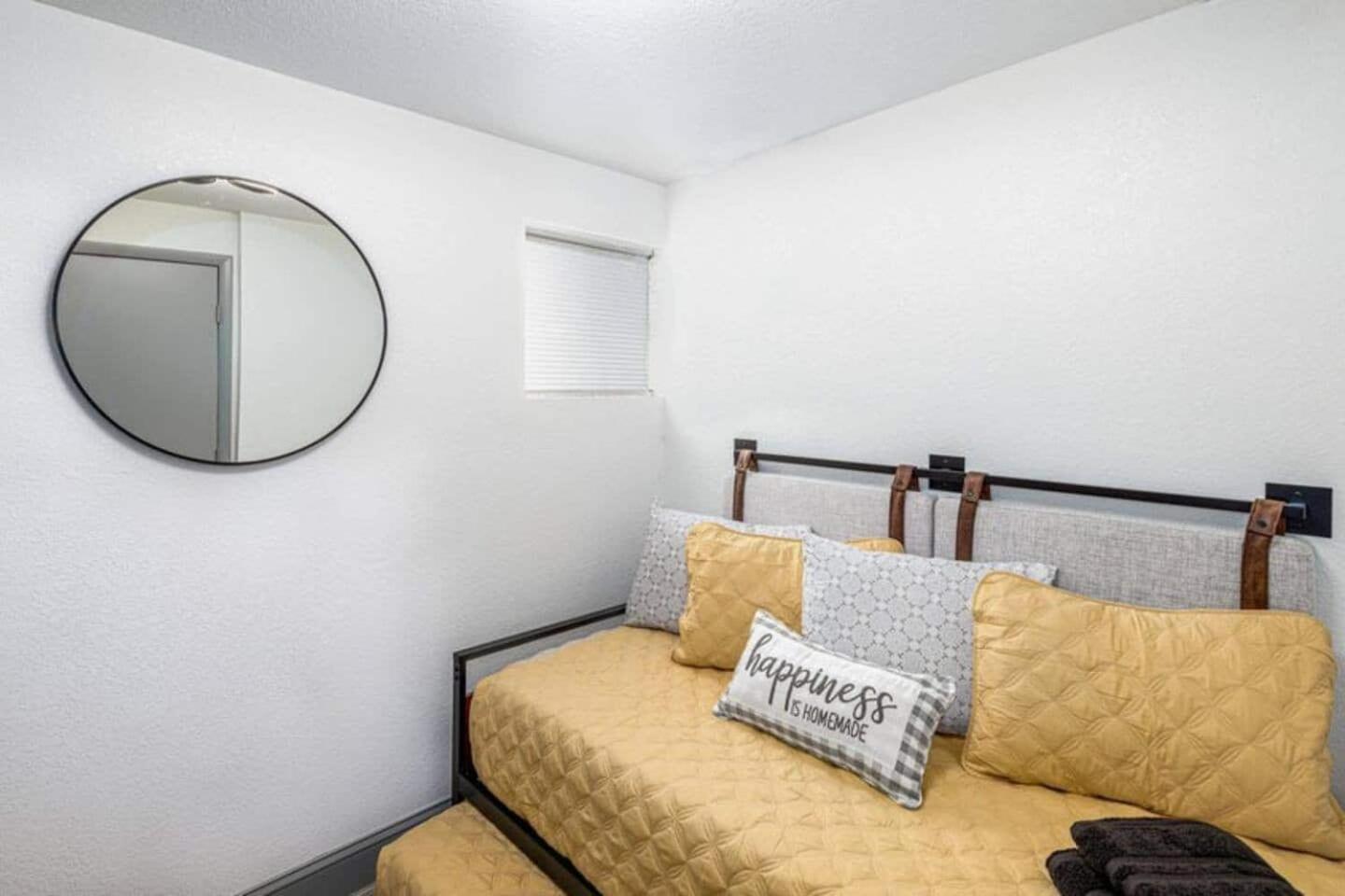 3Br Getaway W Office Near Airport Pets