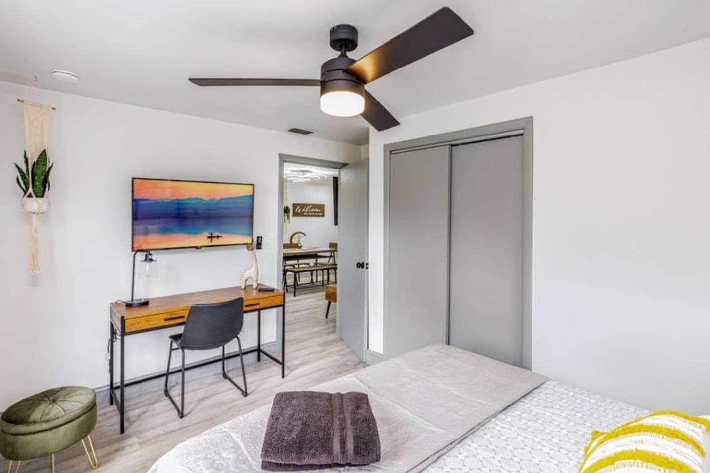 3Br Getaway W Office Near Airport Pets