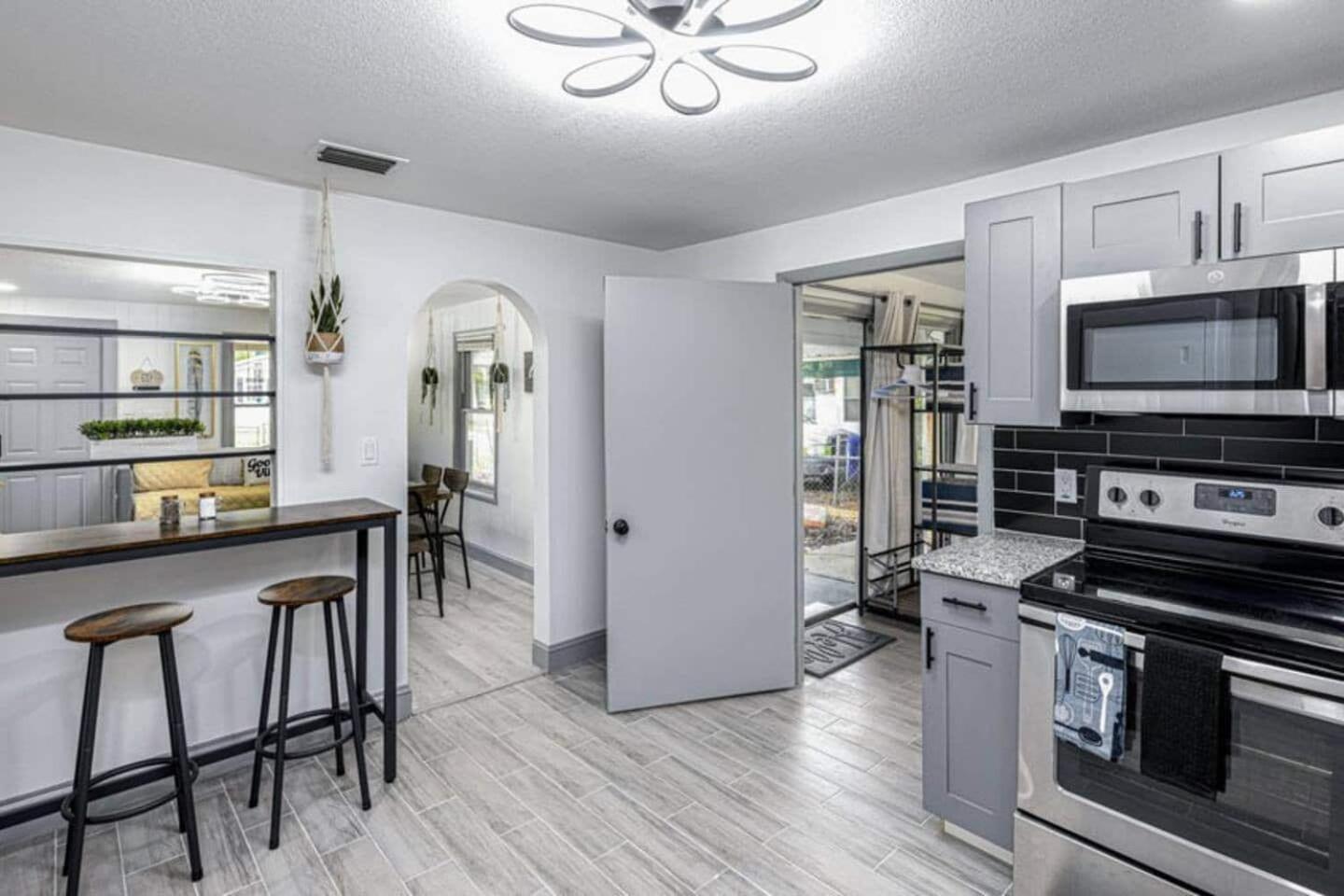 3Br Getaway W Office Near Airport Pets *