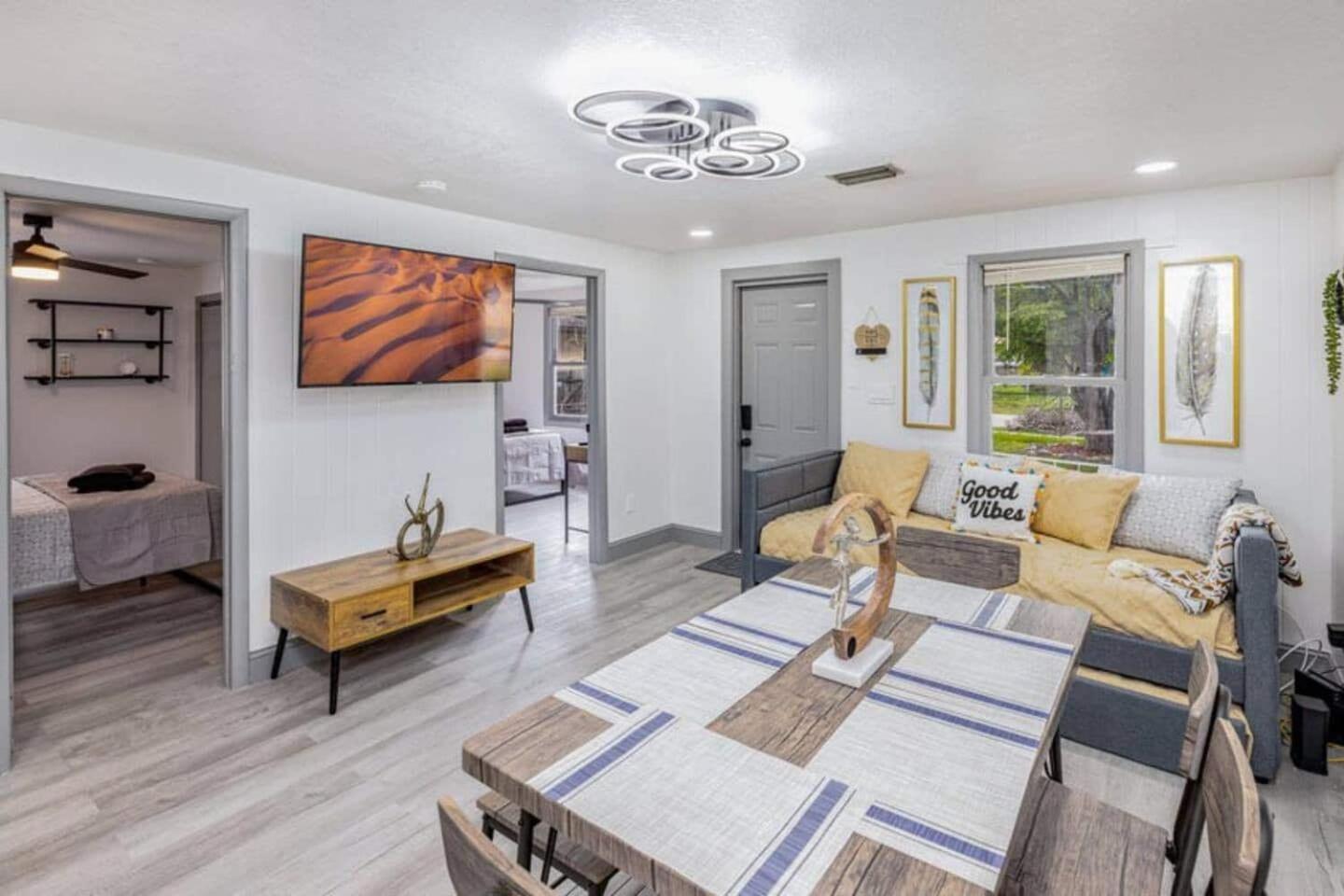 3Br Getaway W Office Near Airport Pets