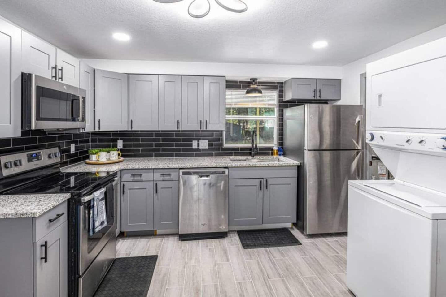 3Br Getaway W Office Near Airport Pets Holiday home