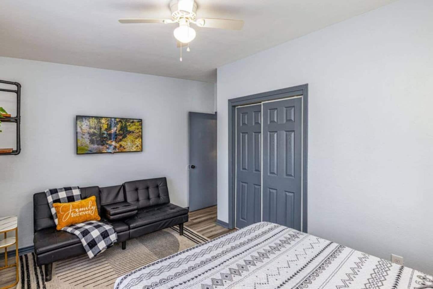 Holiday home Pet-Friendly & Work-Ready 10 Min To Downtown!