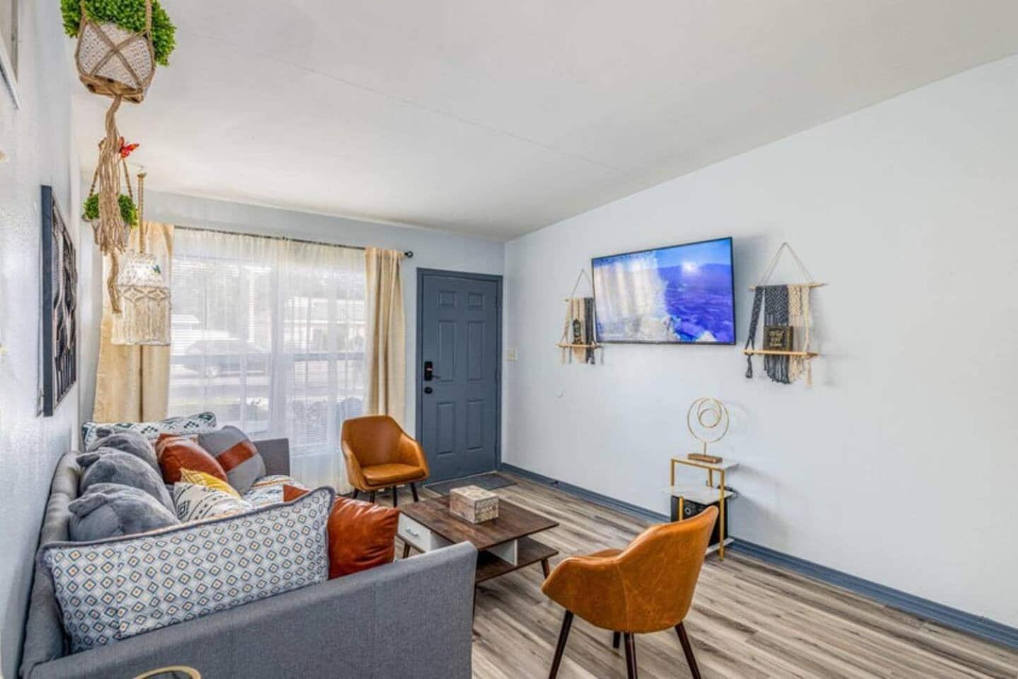 Holiday home Pet-Friendly & Work-Ready 10 Min To Downtown! *