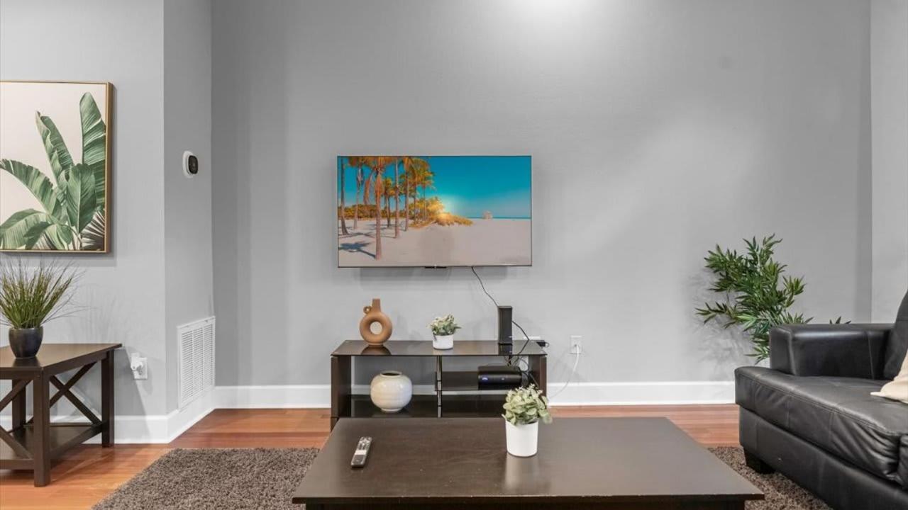 Deluxe Townhome - 5 Min To *