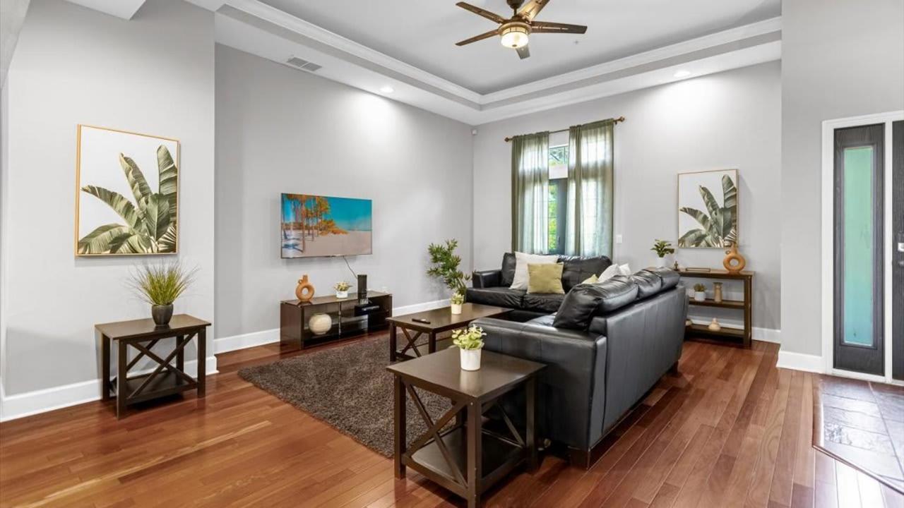 Deluxe Townhome - 5 Min To *