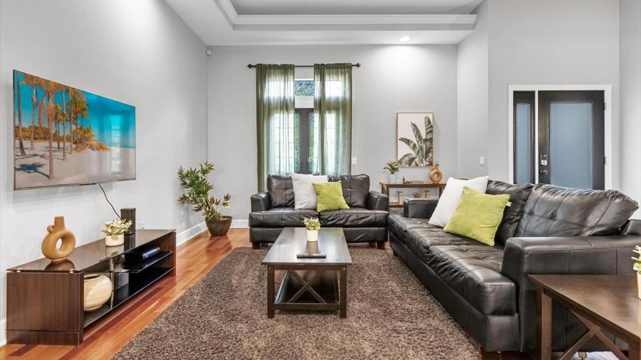 Deluxe Townhome - 5 Min To Holiday home