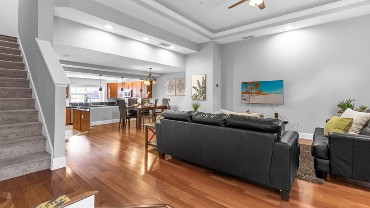Deluxe Townhome - 5 Min To Holiday home