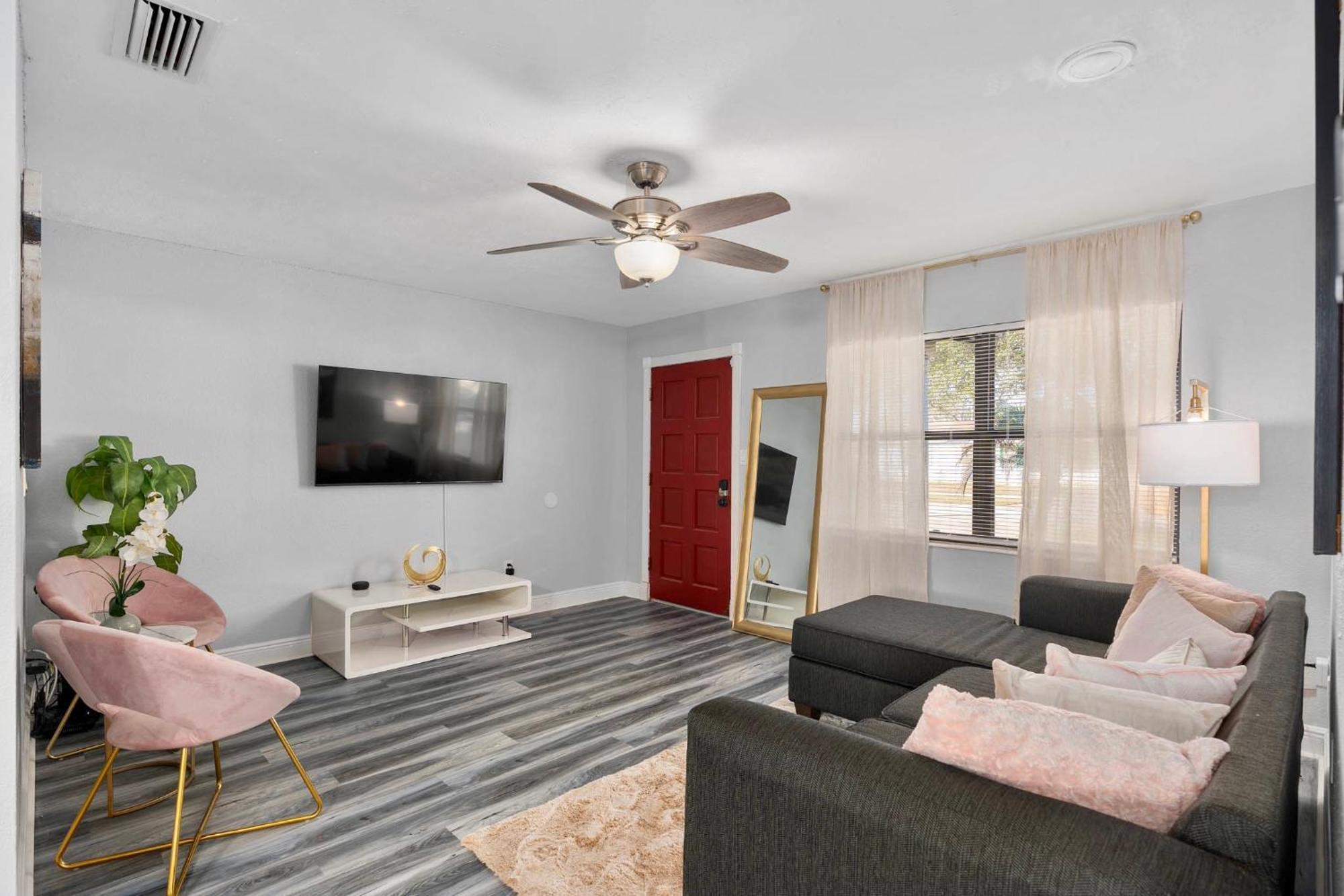 Holiday home Oasis, Cozy Near Attractions! *