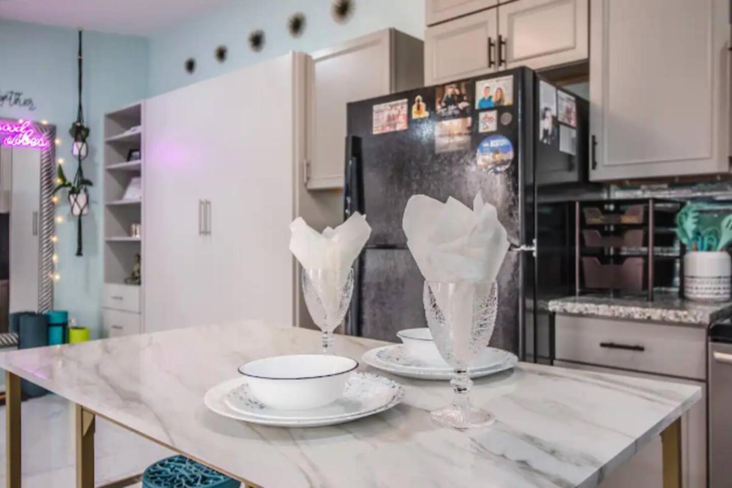 Pet-Friendly 1Br, 3 Beds, Wifi 10 Min To Dwntn! Holiday home *