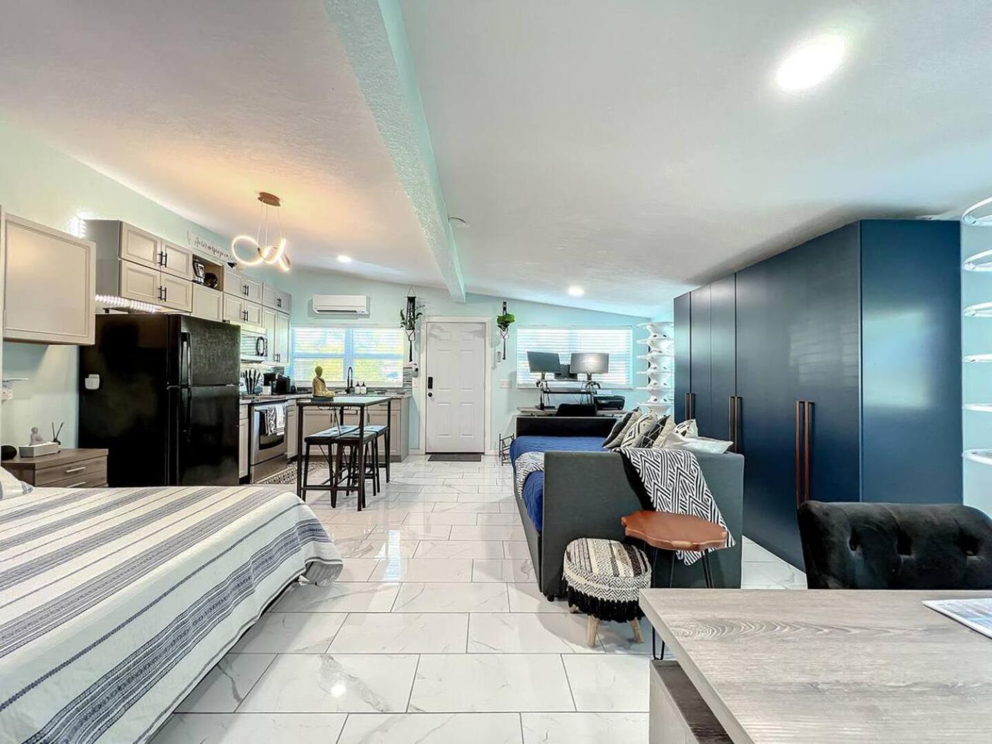 Pet-Friendly 1Br, 3 Beds, Wifi 10 Min To Dwntn! Holiday home *