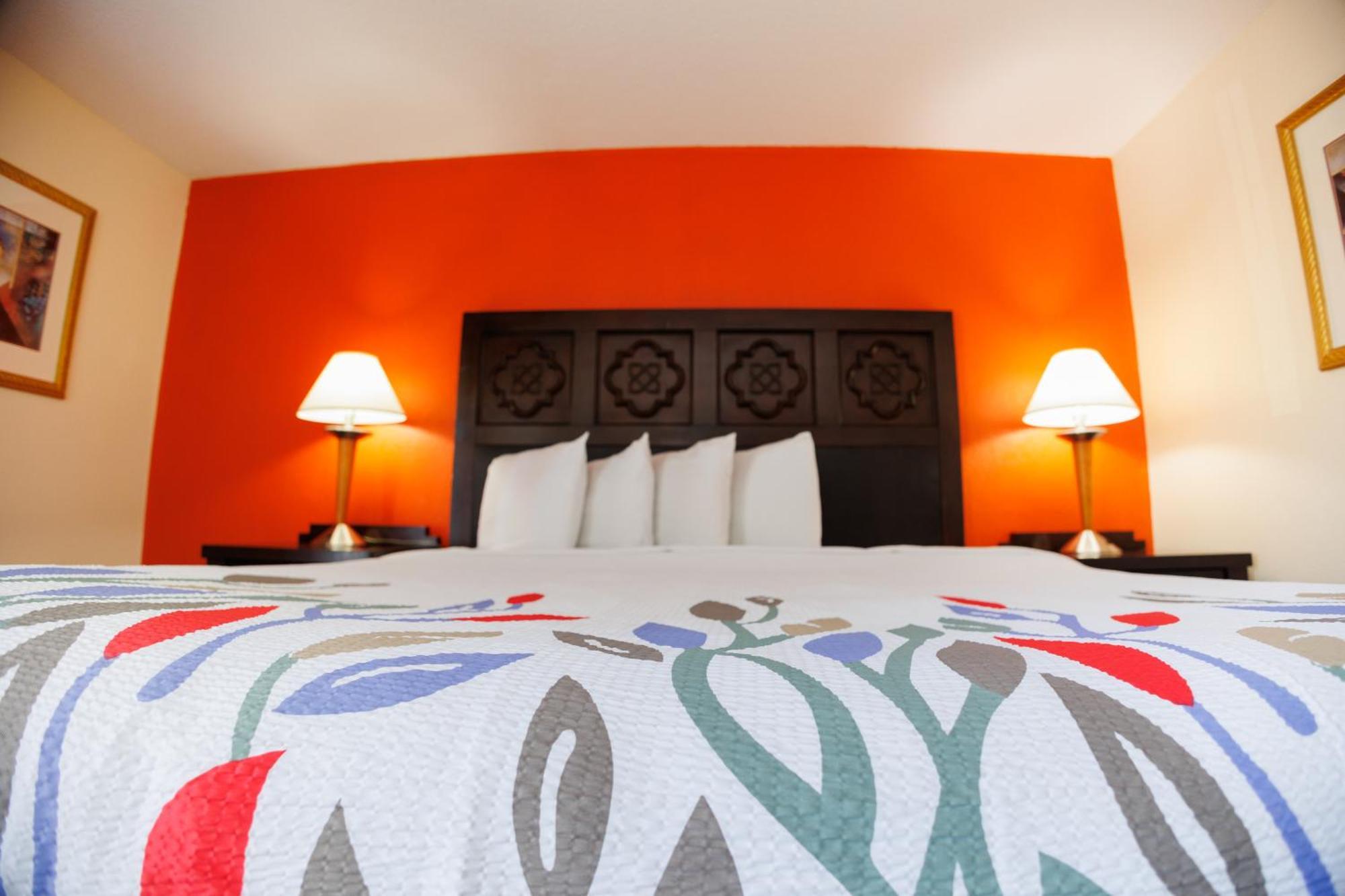 Garnet & Suites,