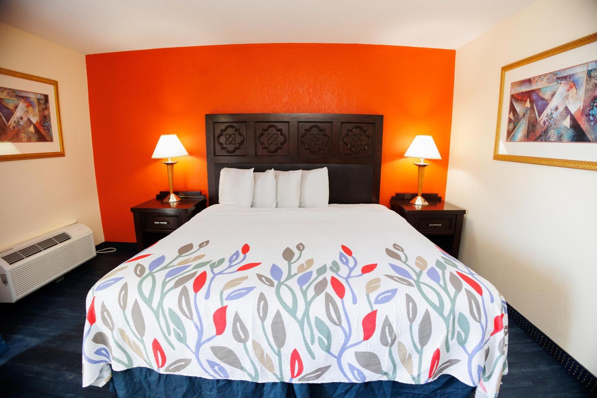 Garnet & Suites,