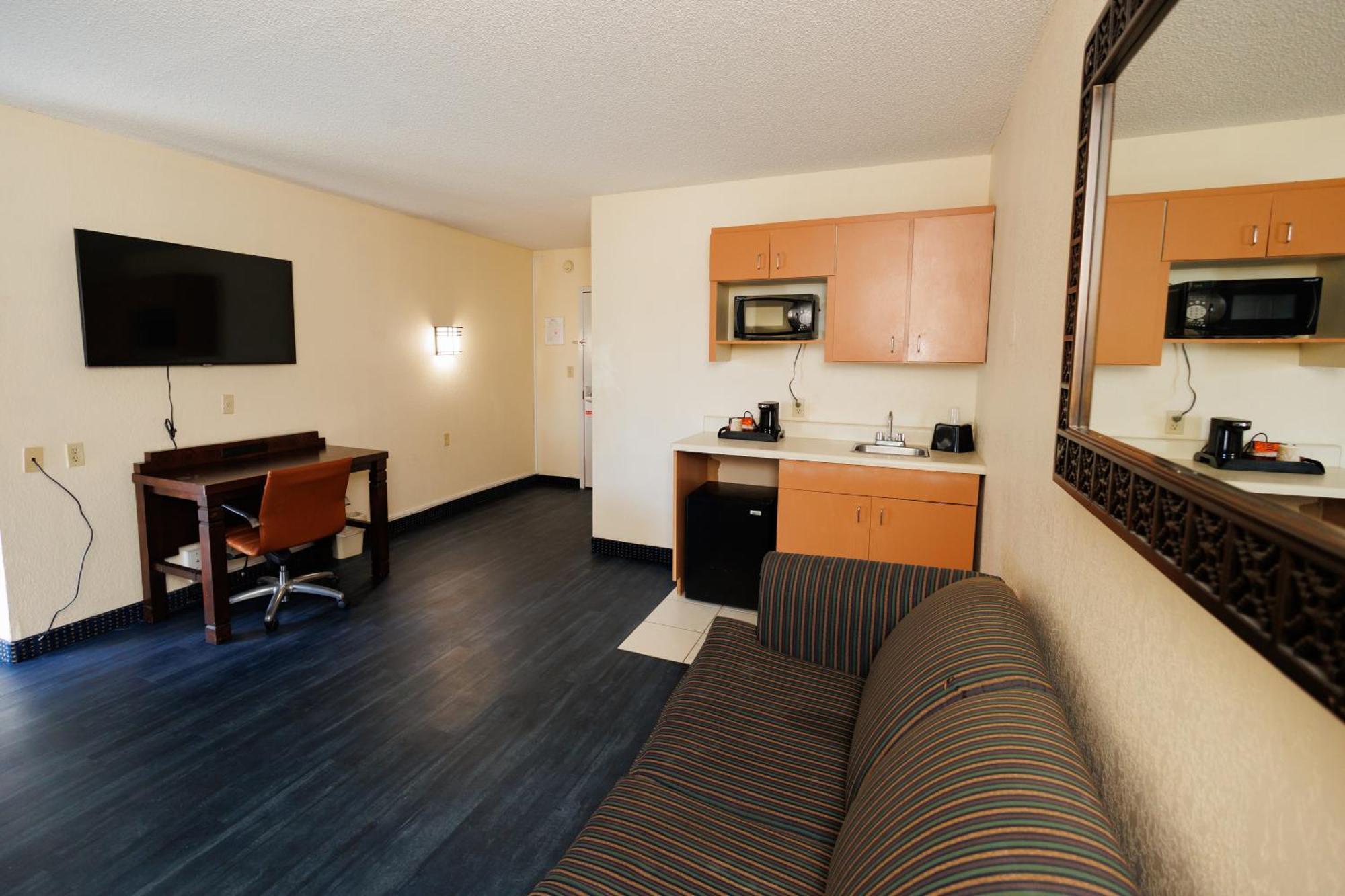 Garnet & Suites,
