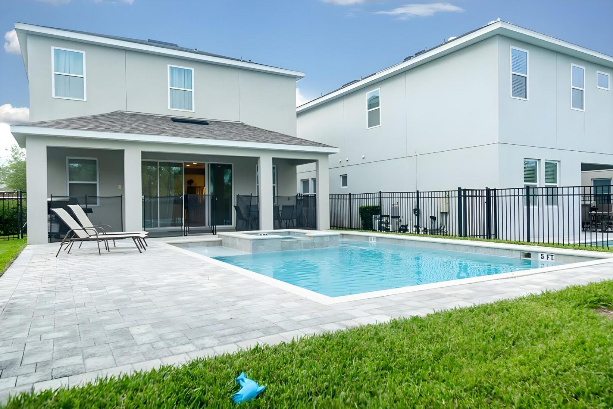 Decorated With Pool At Encore Community 10000b