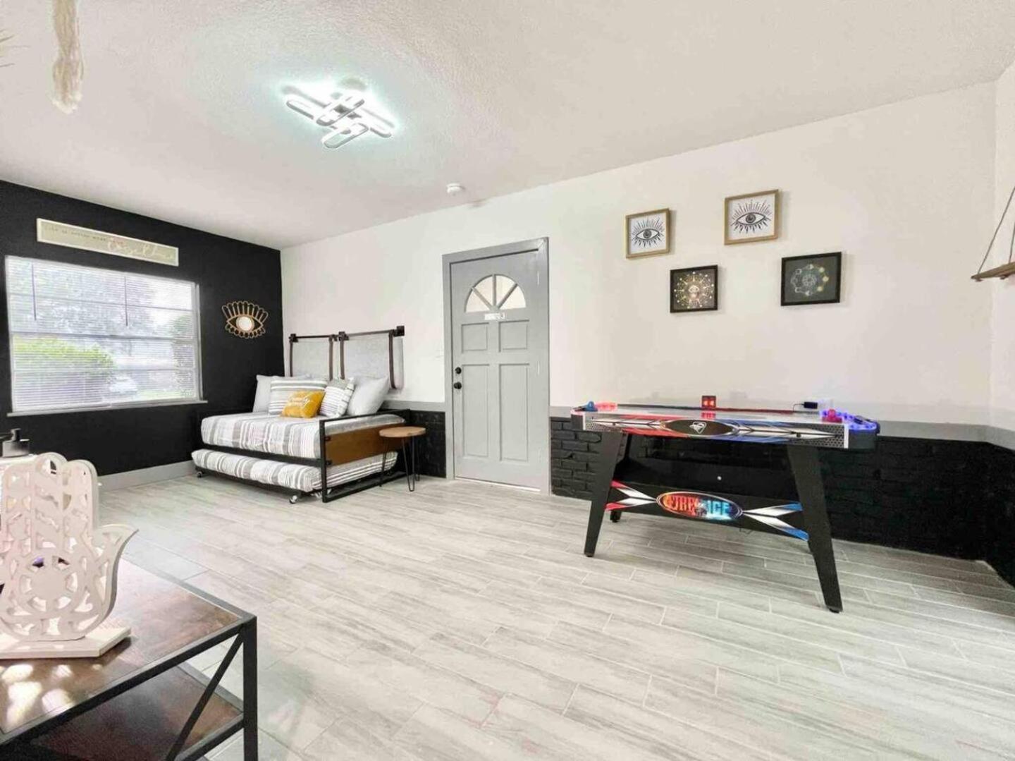 Modern 3Br Family Fun, Fast Wifi & Pet-Friendly *