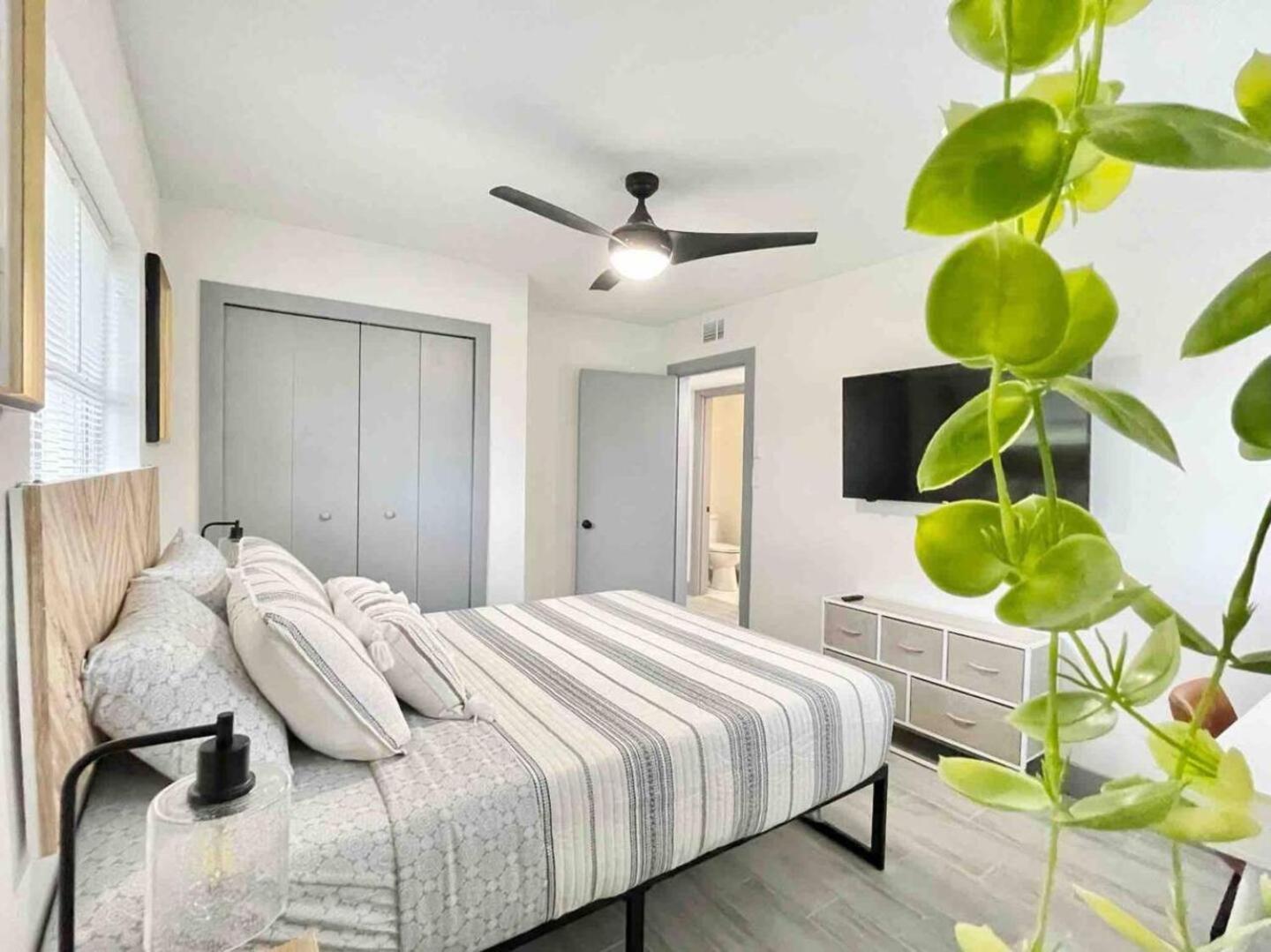 Modern 3Br Family Fun, Fast Wifi & Pet-Friendly