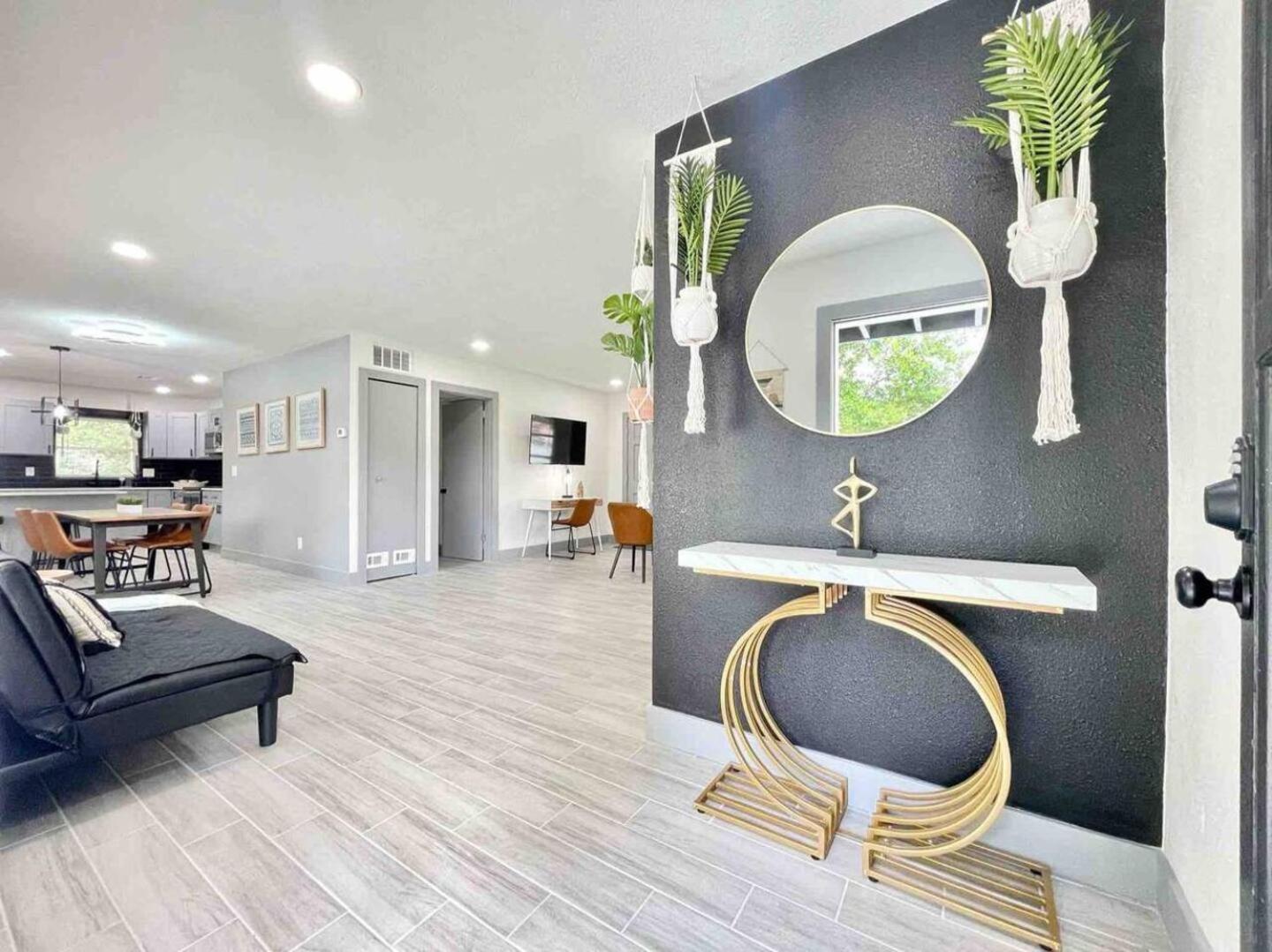 Modern 3Br Family Fun, Fast Wifi & Pet-Friendly *
