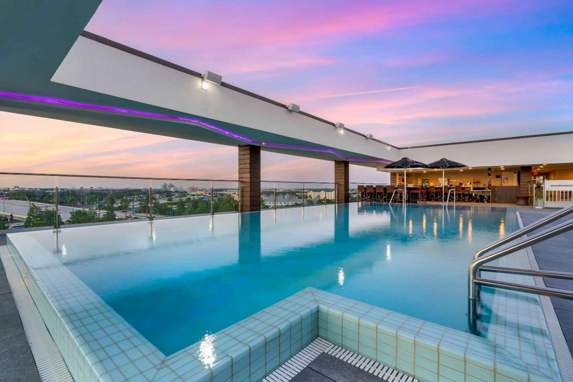 Hotel Cambria Near Universal Theme Parks 4*