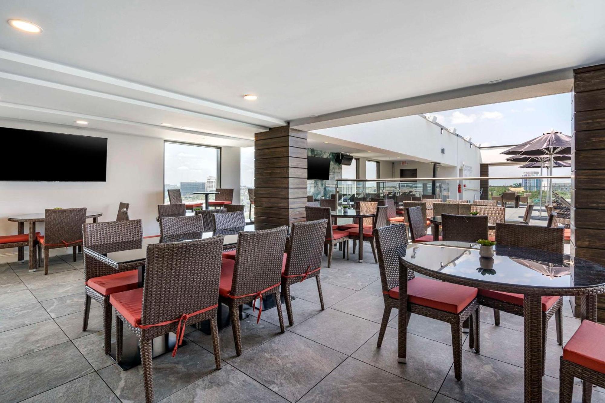 Cambria Near Universal Theme Parks 4*