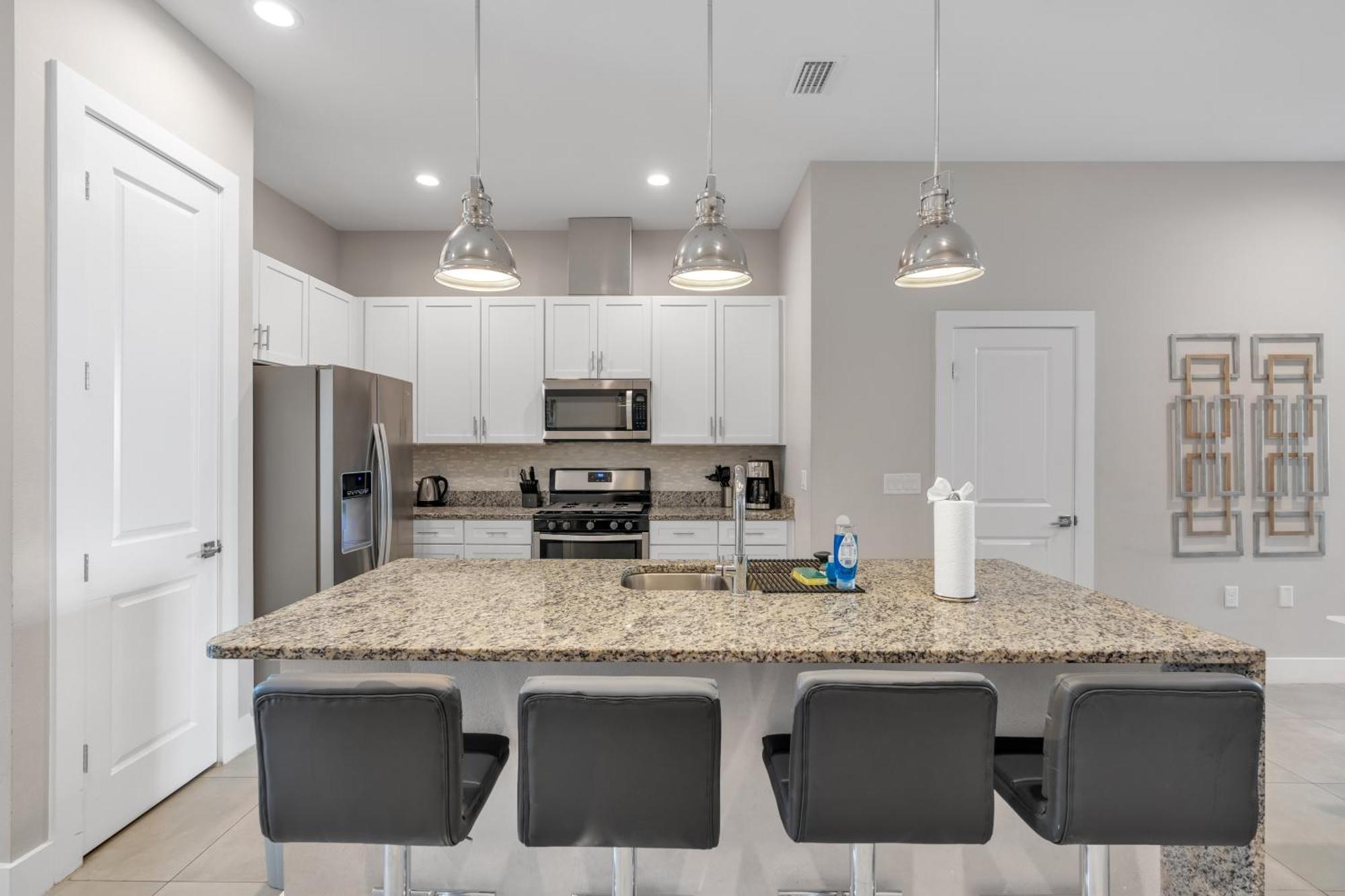 Elegant Townhome Near - Private Suites! Townhouse
