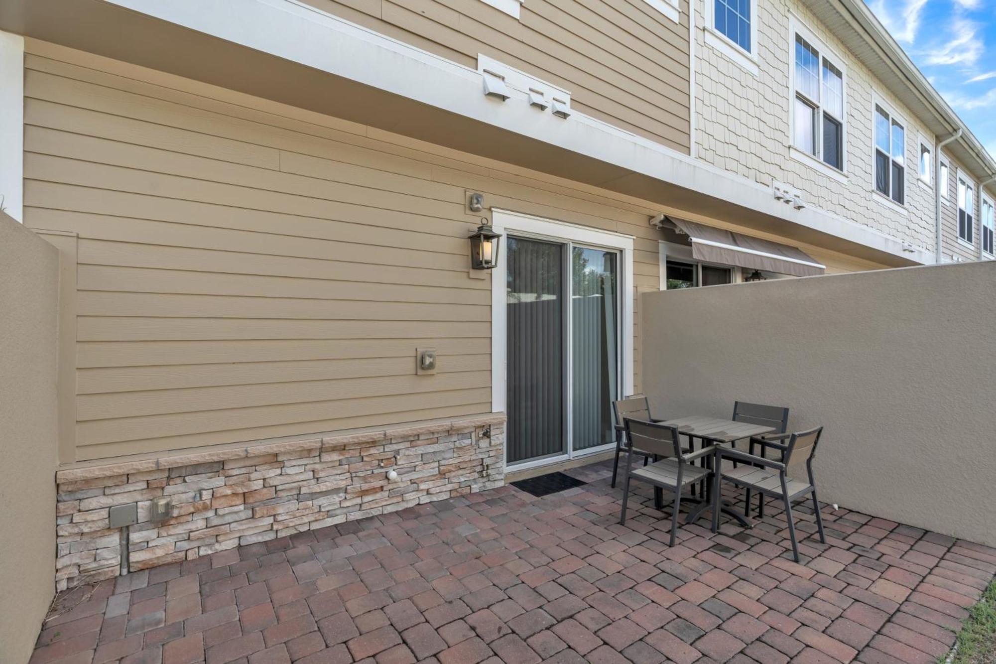 Elegant Townhome Near - Private Suites! Townhouse Holiday home *
