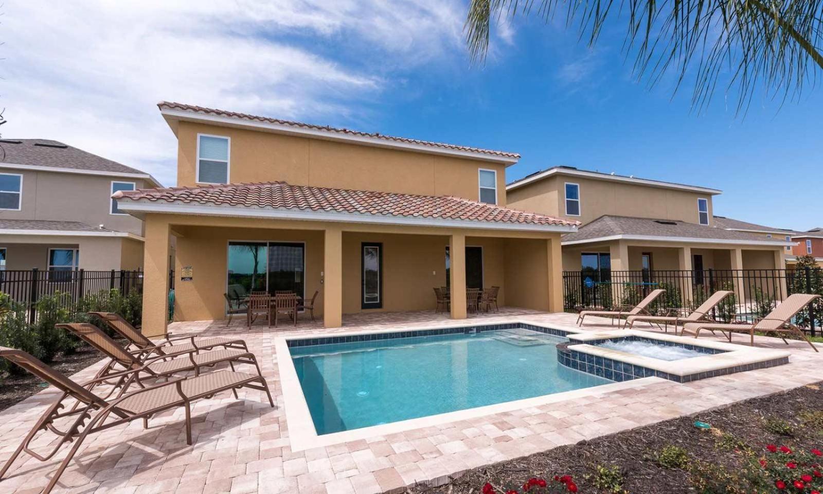 Spacious Graceful 10 Bdrm House With Kitchen At Encore