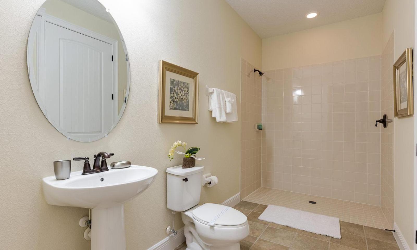 Spacious Graceful 10 Bdrm House With Kitchen At Encore *
